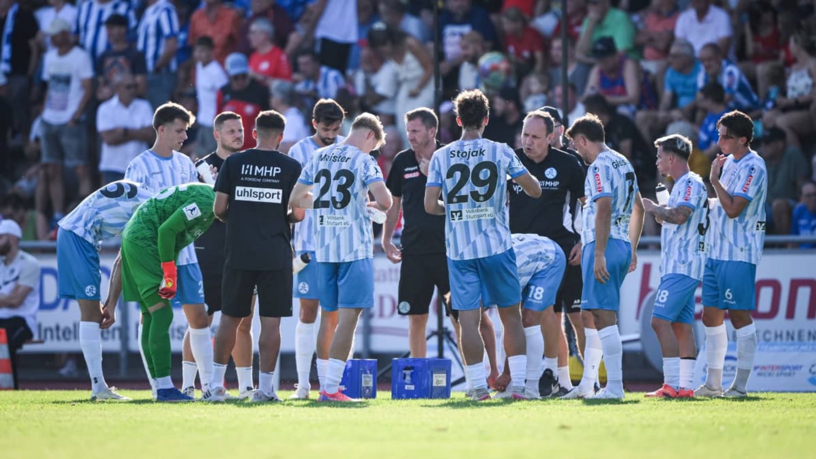 Trainer Holger Bachthaler (4. v. re.) stellt seine Mannschaft ein: Kleinigkeiten entscheiden in der Regionalliga über Erfolg und Misserfolg.IMAGO/Ulmer/Teamfoto