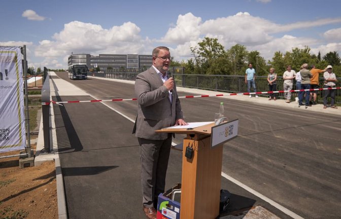 Oberbürgermeister Nico Lauxmann gab die Große Pflugfelder Brücke für den Verkehr frei.<span class='image-autor'>Simon Granville</span>