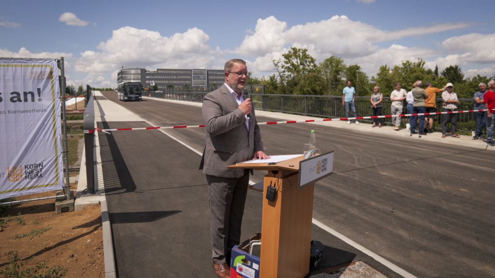 Oberbürgermeister Nico Lauxmann gab die Große Pflugfelder Brücke für den Verkehr frei.Simon Granville Oberbürgermeister Nico Lauxmann gab die Große Pflugfelder Brücke für den Verkehr frei.Simon Granville