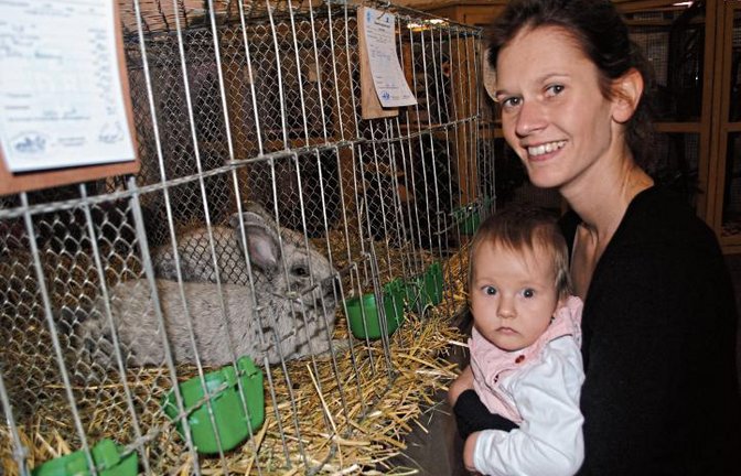 Früh übt sich: Ob die zehn Monate alte Jessica eines Tages wie ihr Vater Kleintierzüchter wird, steht noch in den Sternen. Auf dem Arm von Mutter Jeanette Alfers jedenfalls waren die Kaninchen ziemlich interessant.  Foto: Stahlfeld