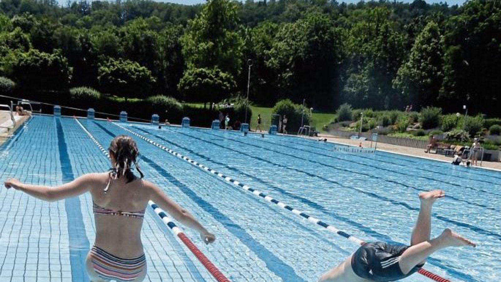 Vaihinger Enztalfreibad: Ab geht’s ins Wasser. Das Wetter ist doch top!  Foto: Arning