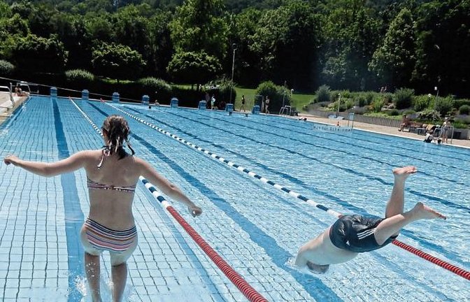Vaihinger Enztalfreibad: Ab geht’s ins Wasser. Das Wetter ist doch top!  Foto: Arning