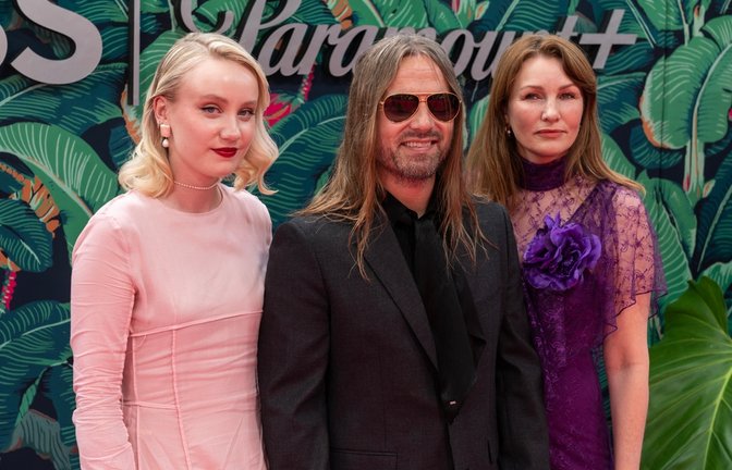 Max Martin (Mitte) bei den Tony Awards 2023, gemeinsam mit seiner Tochter Doris Sandberg (l.) und Ehefrau Jenny Pettersson.<span class='image-autor'>Foto: lev radin/ Shutterstock</span>