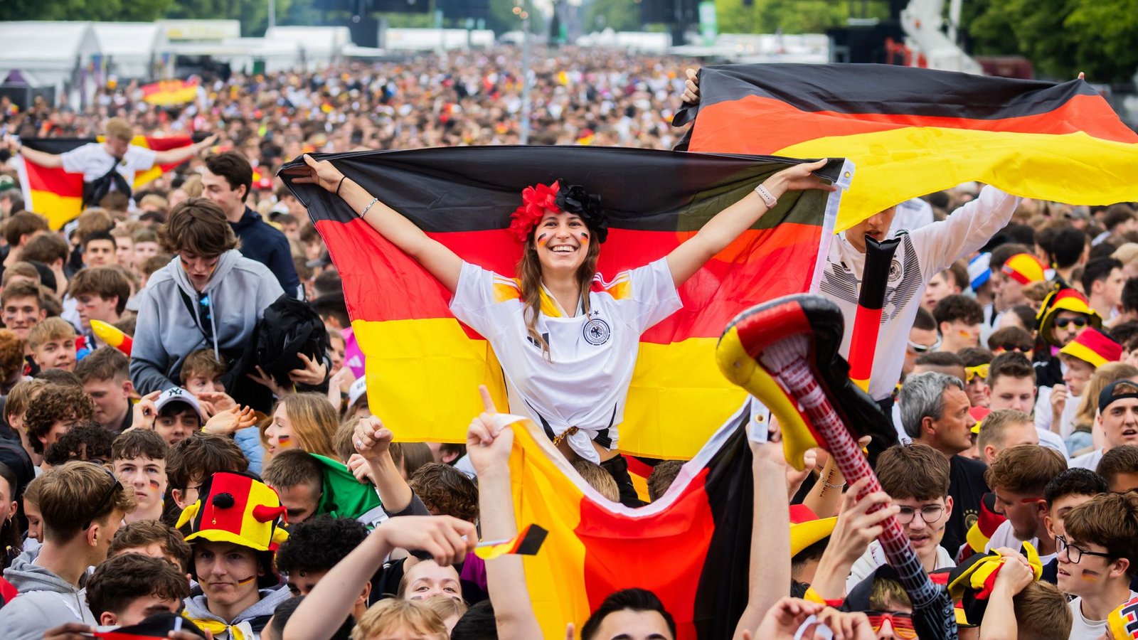 Deutschland-Fans jubeln beim Public Viewing in der Fanzone am Brandenburger Tor (Archivbild).Foto: Christoph Soeder/dpa Deutschland-Fans jubeln beim Public Viewing in der Fanzone am Brandenburger Tor (Archivbild).Foto: Christoph Soeder/dpa