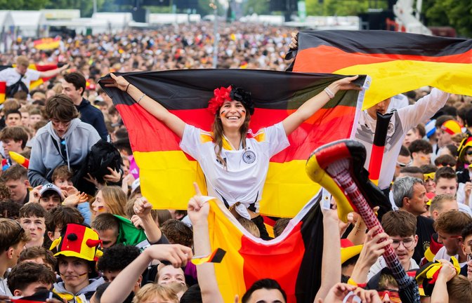 Deutschland-Fans jubeln beim Public Viewing in der Fanzone am Brandenburger Tor (Archivbild).<span class='image-autor'>Foto: Christoph Soeder/dpa</span>