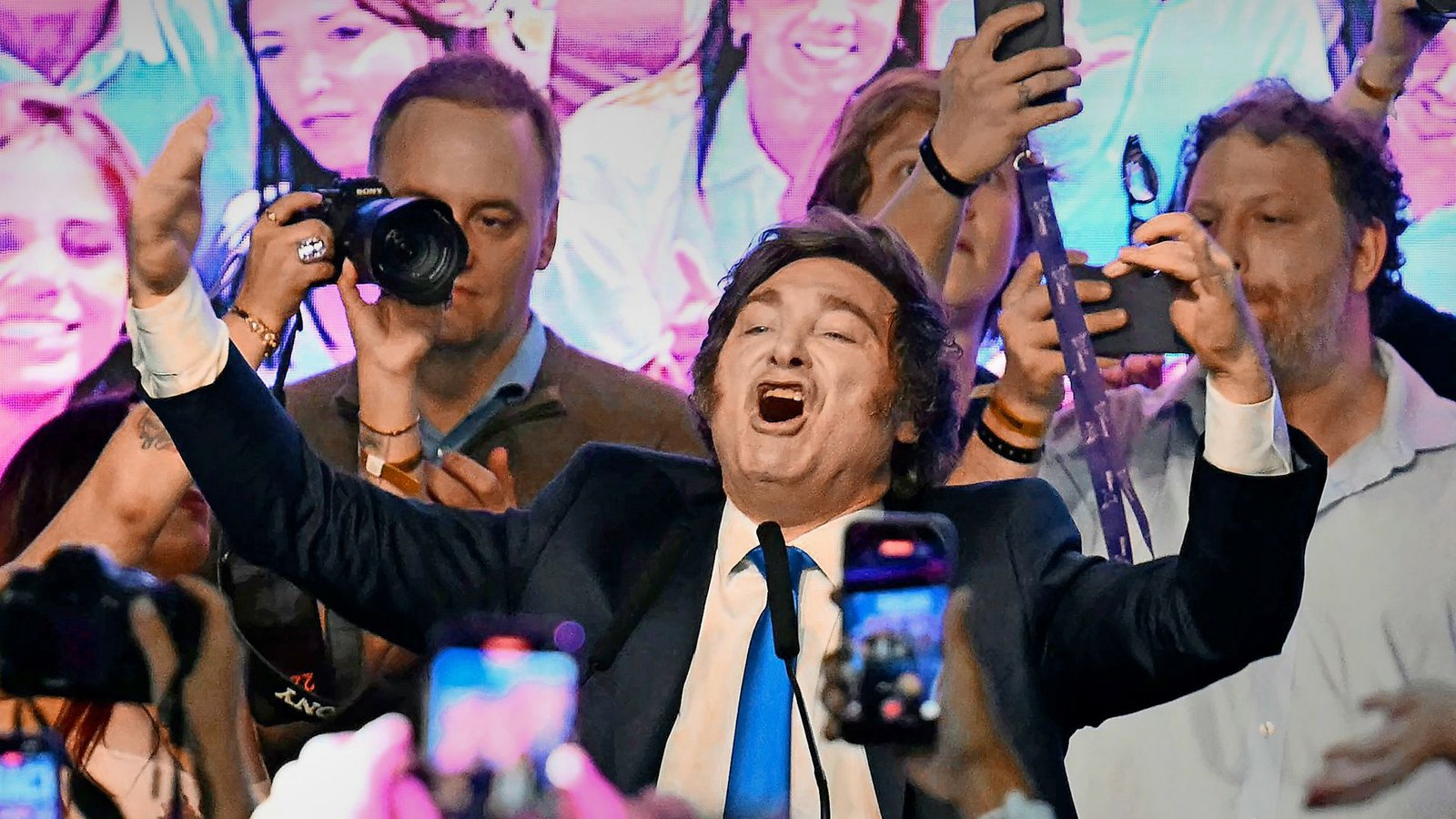 Javier Milei jubelt vor Anhängern in Buenos Aires über das Ergebnis der Parlamentswahl, die seine Partei mit fast 41 Prozent gewonnen hat.Foto: AFP/Luis Robayo Javier Milei jubelt vor Anhängern in Buenos Aires über das Ergebnis der Parlamentswahl, die seine Partei mit fast 41 Prozent gewonnen hat.Foto: AFP/Luis Robayo