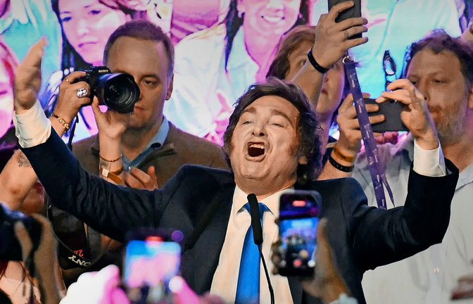 Javier Milei jubelt vor Anhängern in Buenos Aires über das Ergebnis der Parlamentswahl, die seine Partei mit fast 41 Prozent gewonnen hat.<span class='image-autor'>Foto: AFP/Luis Robayo</span>