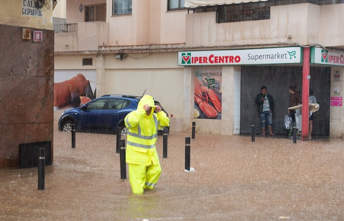 Heftiger Regen, Überschwemmungen und Chaos am Flughafen: Hier finden Sie die wichtigsten Nachrichten und Hintergründe zu den Ereignissen auf Ibiza.<span class='image-autor'>Foto: Germán Llama, Europa Press/dpa</span>