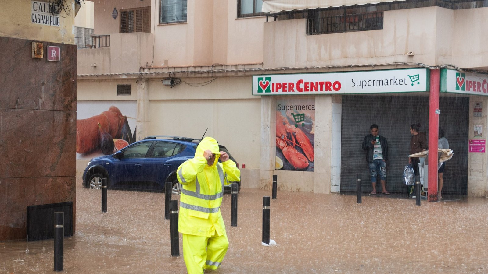 Heftiger Regen, Überschwemmungen und Chaos am Flughafen: Hier finden Sie die wichtigsten Nachrichten und Hintergründe zu den Ereignissen auf Ibiza.Foto: Germán Llama, Europa Press/dpa Heftiger Regen, Überschwemmungen und Chaos am Flughafen: Hier finden Sie die wichtigsten Nachrichten und Hintergründe zu den Ereignissen auf Ibiza.Foto: Germán Llama, Europa Press/dpa