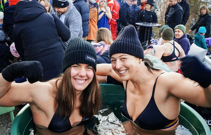 Jede Minute in der Tonne zählt: Gute Stimmung bei etwa zwei Grad.  Die Stoppuhr läuft: Der Student Silas Bairinger (rechts) und der Schreiner Nils Skarek bleiben  42 Minuten im Eiswasser – Rekord!<span class='image-autor'>Foto: /Lichtgut/Ferdinando Iannone</span>