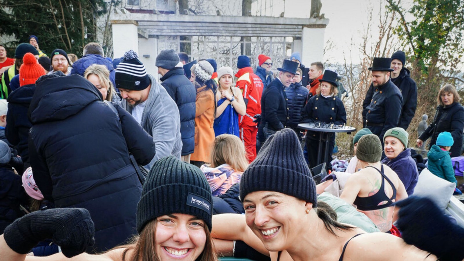 Jede Minute in der Tonne zählt: Gute Stimmung bei etwa zwei Grad. Die Stoppuhr läuft: Der Student Silas Bairinger (rechts) und der Schreiner Nils Skarek bleiben 42 Minuten im Eiswasser – Rekord!Foto: /Lichtgut/Ferdinando Iannone Jede Minute in der Tonne zählt: Gute Stimmung bei etwa zwei Grad. Die Stoppuhr läuft: Der Student Silas Bairinger (rechts) und der Schreiner Nils Skarek bleiben 42 Minuten im Eiswasser – Rekord!Foto: /Lichtgut/Ferdinando Iannone