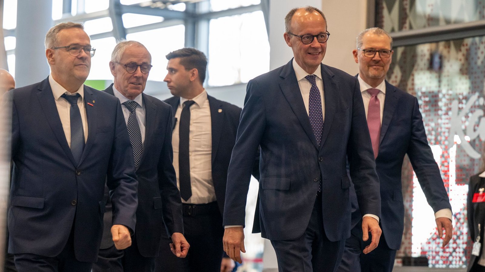 Die Spitzenverbände der deutschen Wirtschaft sehen das Treffen mit den Spitzen der Koalition und Gewerkschaften am Mittwoch im Kanzleramt als Chance für einen gemeinsamen Reformkurs. (Archivbild)Foto: Peter Kneffel/dpa Die Spitzenverbände der deutschen Wirtschaft sehen das Treffen mit den Spitzen der Koalition und Gewerkschaften am Mittwoch im Kanzleramt als Chance für einen gemeinsamen Reformkurs. (Archivbild)Foto: Peter Kneffel/dpa