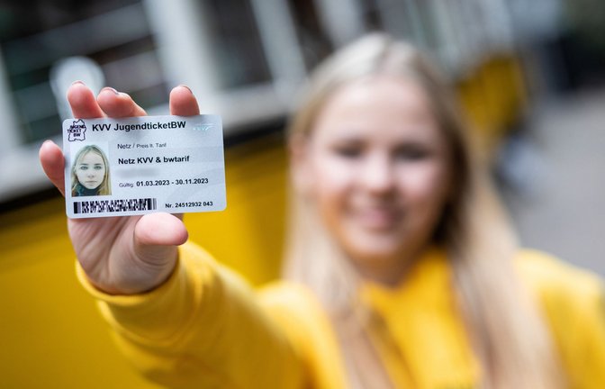 So sieht es aus, das neue Jugendticket in Baden-Württemberg.<span class='image-autor'>Foto: dpa/Christoph Schmidt</span>