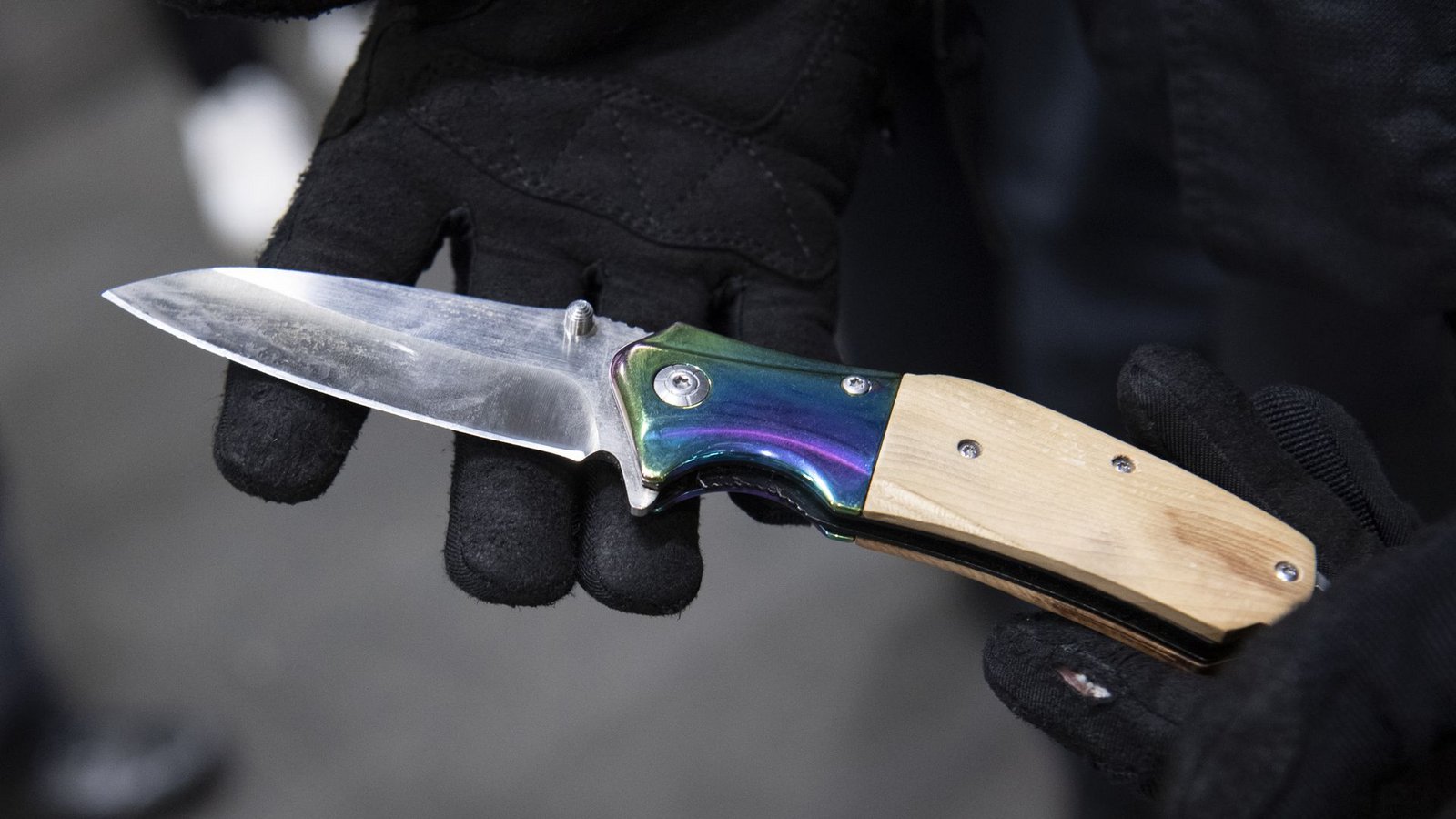 Ein Bundespolizist zeigt ein an einem Bahnhof sichergestelltes Messer.Foto: dpa/Paul Zinken Ein Bundespolizist zeigt ein an einem Bahnhof sichergestelltes Messer.Foto: dpa/Paul Zinken