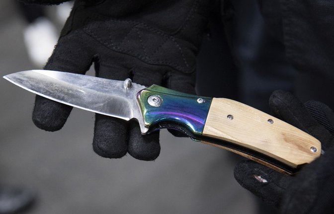 Ein Bundespolizist zeigt ein an einem Bahnhof sichergestelltes Messer.<span class='image-autor'>Foto: dpa/Paul Zinken</span>
