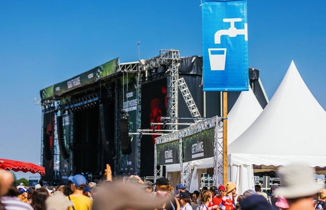 Ein Schild markiert eine Wasserausgabestelle auf dem Gelände des Southside Festival. Insgesamt werden rund 60.000 Besucher erwartet. Das Festival zählt zu den größten deutschen Open-Air-Festivals.<span class='image-autor'>Foto: Philipp von Ditfurth/dpa</span>