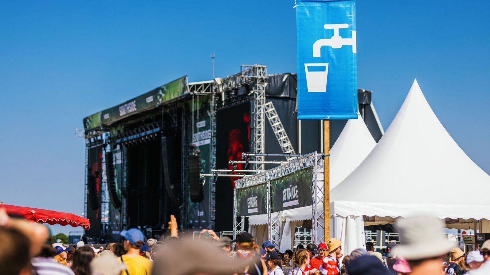 Ein Schild markiert eine Wasserausgabestelle auf dem Gelände des Southside Festival. Insgesamt werden rund 60.000 Besucher erwartet. Das Festival zählt zu den größten deutschen Open-Air-Festivals.Foto: Philipp von Ditfurth/dpa Ein Schild markiert eine Wasserausgabestelle auf dem Gelände des Southside Festival. Insgesamt werden rund 60.000 Besucher erwartet. Das Festival zählt zu den größten deutschen Open-Air-Festivals.Foto: Philipp von Ditfurth/dpa