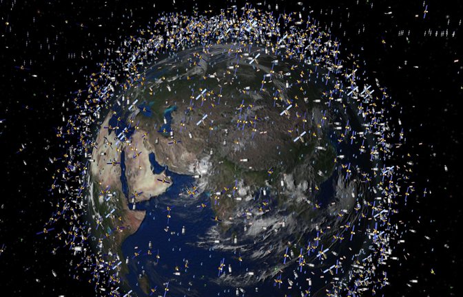 Hier überzeichnet dargestellt und doch real: Immer mehr Weltraumschrott kreist um die Erde. Auch die ISS-Batterie war dabei. Sie wurde im Jahr 2021 geplant abgestoßen.<span class='image-autor'>Foto: dpa/ESA</span>