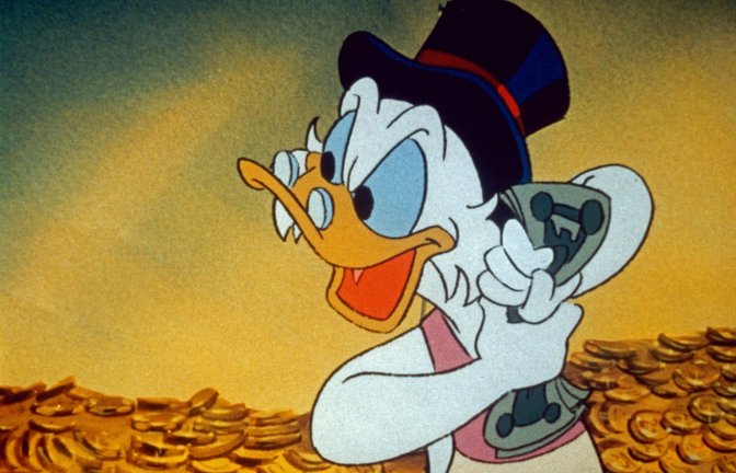 Inbegriff des superreichen Geizhalses:  Comic-Figur Dagobert Duck in seinem Geldspeicher.<span class='image-autor'>Foto: imago/United Archives/imago stock&people</span>