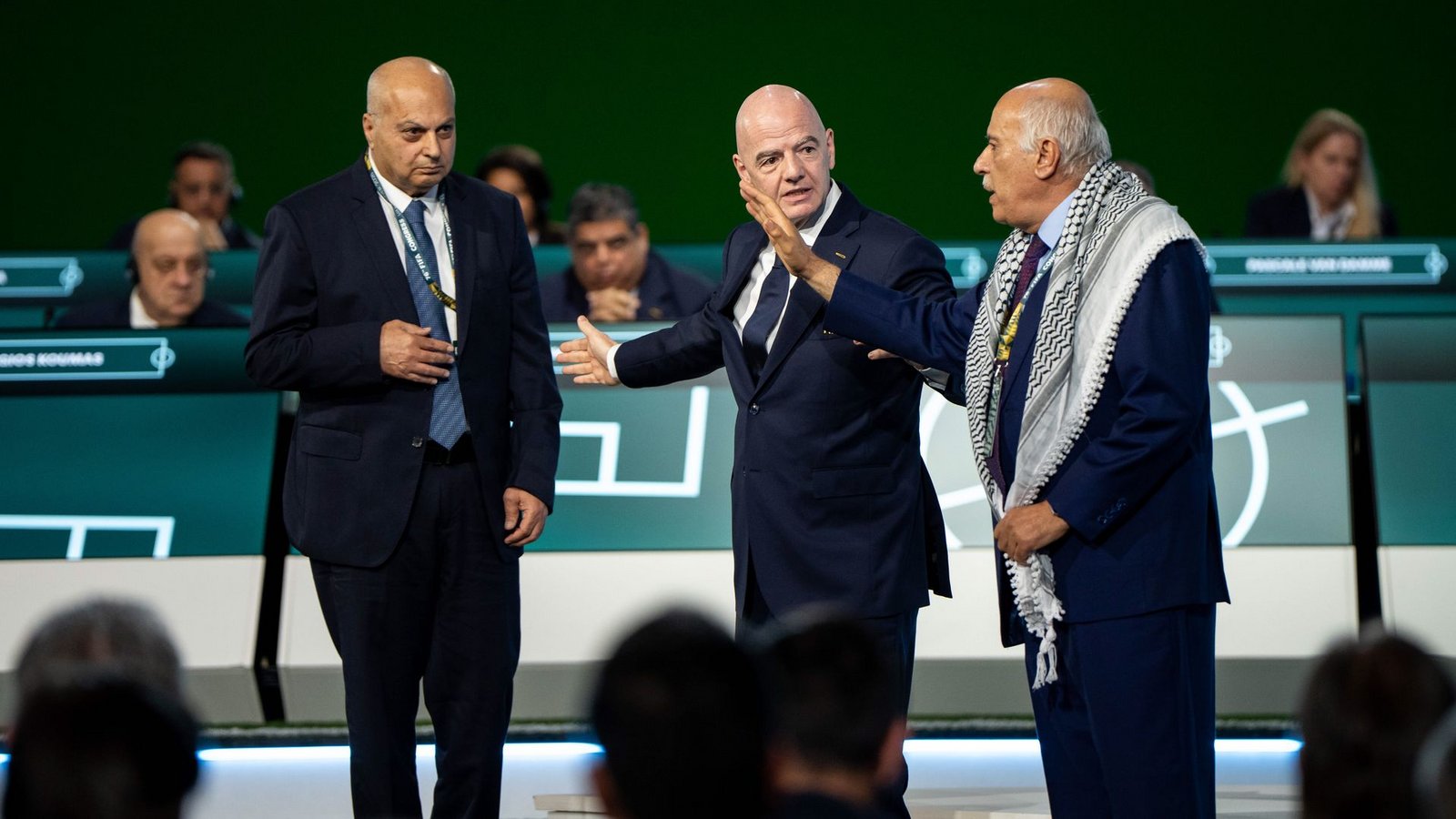 Gianni Infantino (M) kann Dschibril Radschub, Präsident des Palästinensischen Verbandes, und den israelischen Vizechef Bassim Scheich Suliman (l) auf der Kongressbühne nicht versöhnen.Foto: Ethan Cairns/The Canadian Press/AP/dpa