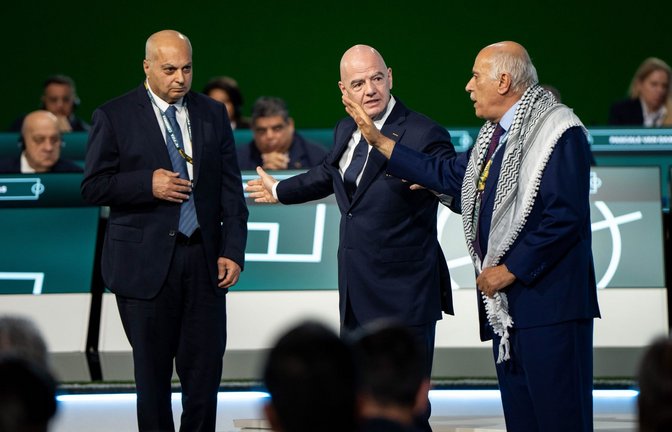 Gianni Infantino (M) kann Dschibril Radschub, Präsident des Palästinensischen Verbandes, und den israelischen Vizechef Bassim Scheich Suliman (l) auf der Kongressbühne nicht versöhnen.<span class='image-autor'>Foto: Ethan Cairns/The Canadian Press/AP/dpa</span>