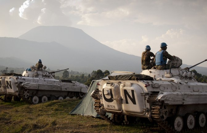 Indische Soldaten der Mission der Vereinten Nationen in der Demokratischen Republik Kongo (Monusco) sitzen 2012 auf Panzern auf einem Militärposten in Kibati.<span class='image-autor'>Foto: AFP/MICHELE SIBILONI</span>