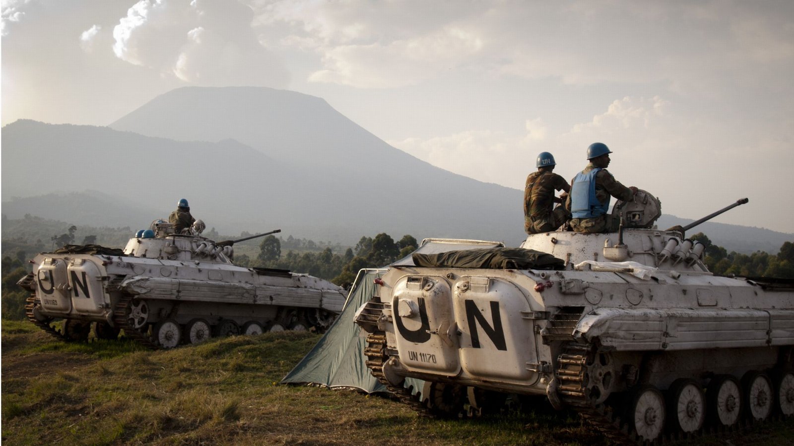 Indische Soldaten der Mission der Vereinten Nationen in der Demokratischen Republik Kongo (Monusco) sitzen 2012 auf Panzern auf einem Militärposten in Kibati.Foto: AFP/MICHELE SIBILONI Indische Soldaten der Mission der Vereinten Nationen in der Demokratischen Republik Kongo (Monusco) sitzen 2012 auf Panzern auf einem Militärposten in Kibati.Foto: AFP/MICHELE SIBILONI