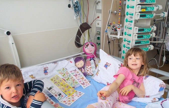 In der Zeit ihrer Krebstherapie ermöglichten es die Ärzte und die Eltern, dass  die damals fünfjährige Amelie nahezu täglich Besuch von ihrem kleinen Bruder bekam. 

Fotos: privat<span class='image-autor'>Foto: &nbsp;</span>