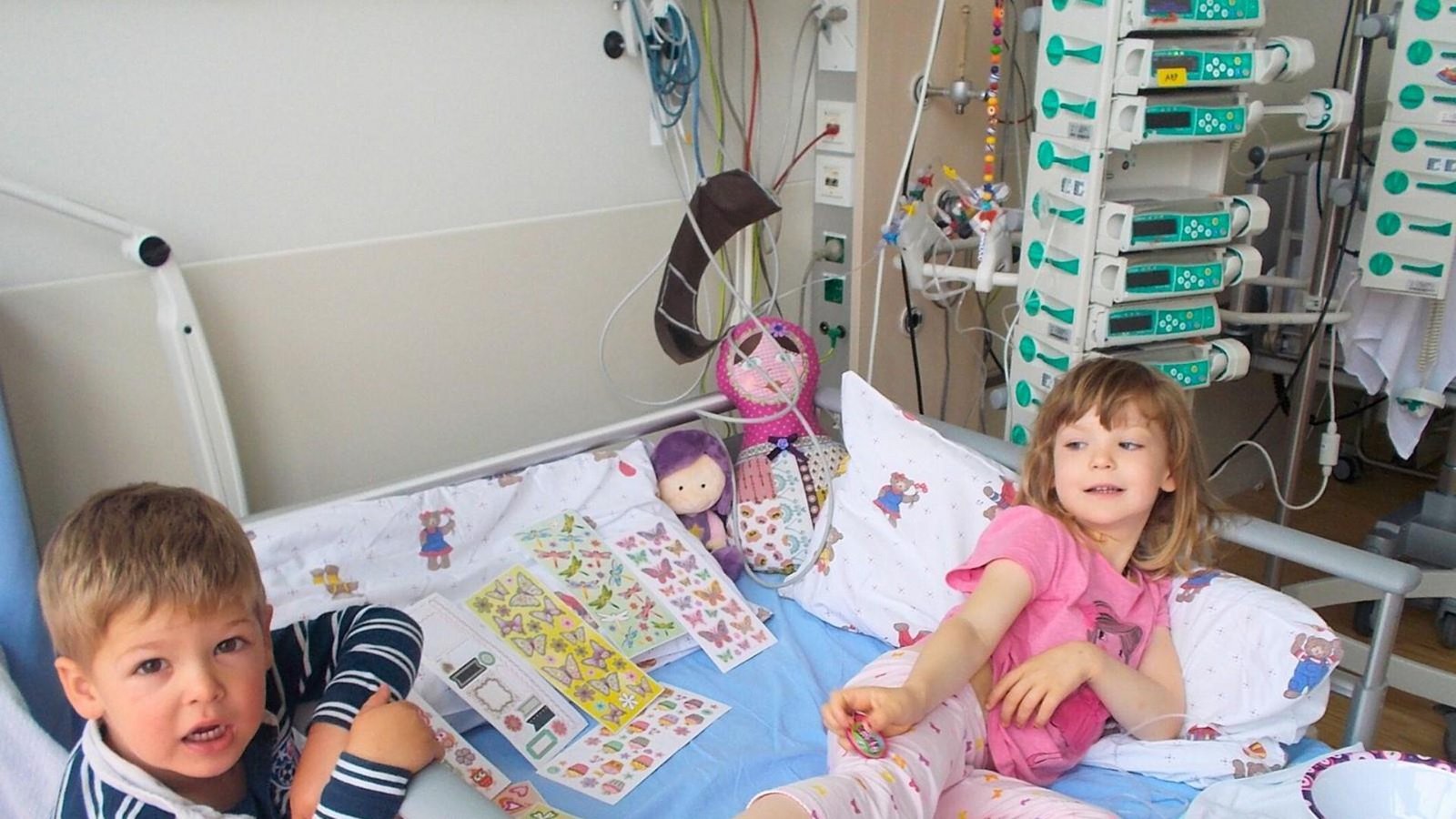 In der Zeit ihrer Krebstherapie ermöglichten es die Ärzte und die Eltern, dass die damals fünfjährige Amelie nahezu täglich Besuch von ihrem kleinen Bruder bekam.
Fotos: privatFoto: In der Zeit ihrer Krebstherapie ermöglichten es die Ärzte und die Eltern, dass die damals fünfjährige Amelie nahezu täglich Besuch von ihrem kleinen Bruder bekam.
Fotos: privatFoto: 