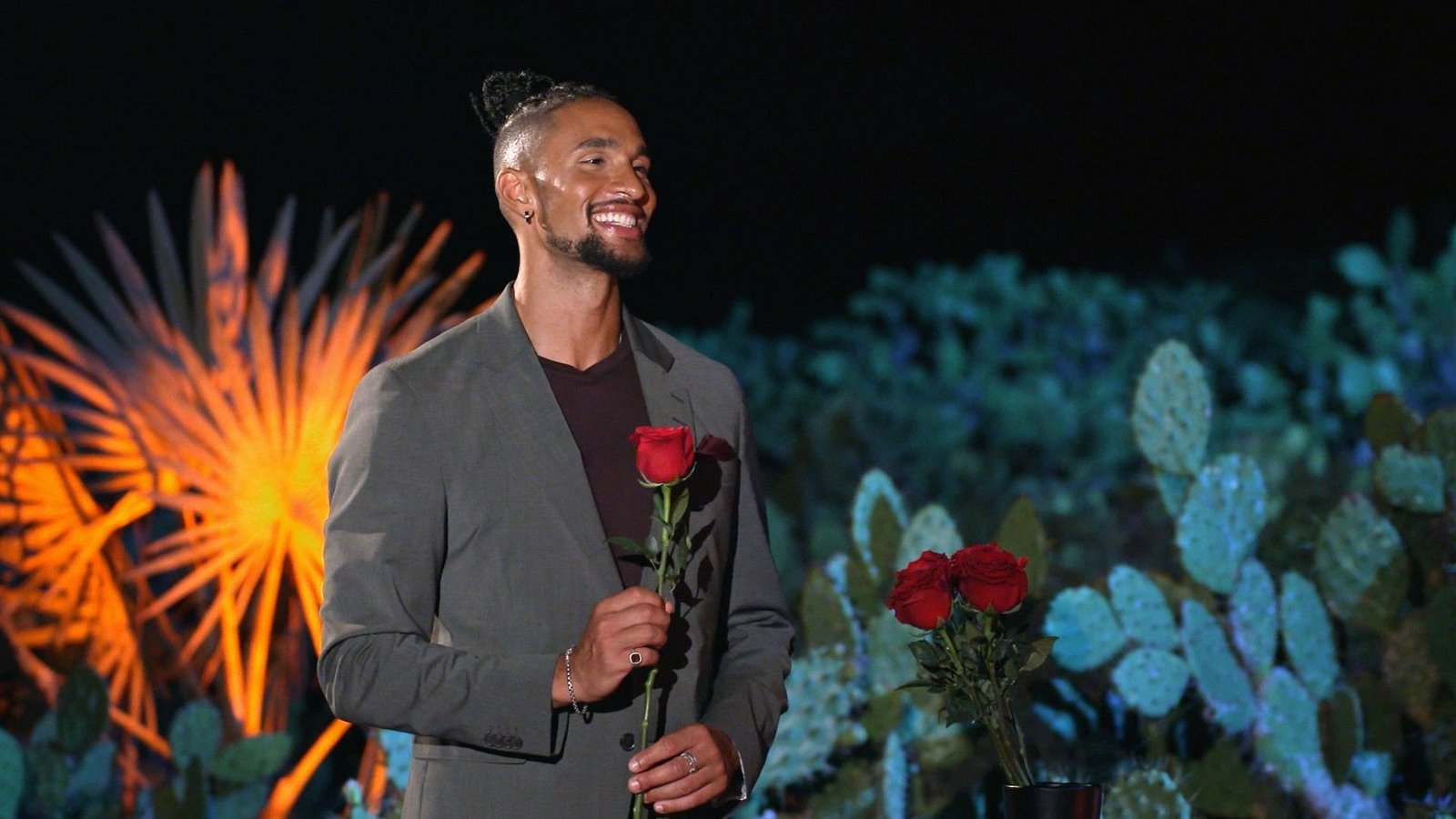 David Jackson verteilte noch alleine seine Rosen an die auserwählten Kandidatinnen.Foto: RTL David Jackson verteilte noch alleine seine Rosen an die auserwählten Kandidatinnen.Foto: RTL