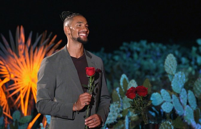 David Jackson verteilte noch alleine seine Rosen an die auserwählten Kandidatinnen.<span class='image-autor'>Foto: RTL</span>
