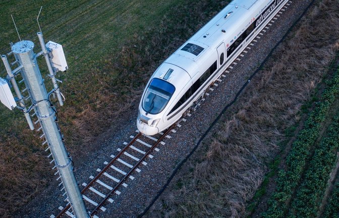 Ein Testzug der Deutschen Bahn fährt an einer der Antennenmasten für das 5G-Bahnprojekt vorbei.<span class='image-autor'>Foto: Jens Büttner/dpa</span>