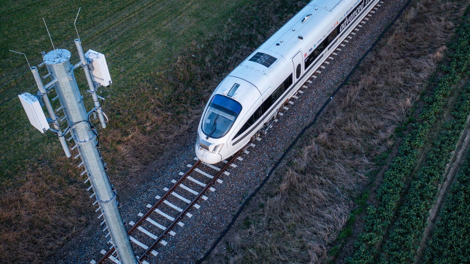 Ein Testzug der Deutschen Bahn fährt an einer der Antennenmasten für das 5G-Bahnprojekt vorbei.Foto: Jens Büttner/dpa
