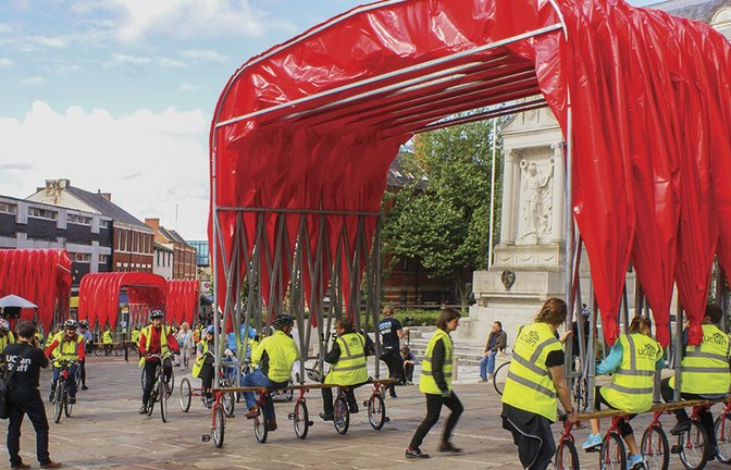 Textiler Schattenspender für öffentliche Räume: Das „People’s Canopy“  lässt sich einfach transportieren und entfalten.<span class='image-autor'>Foto: Red Dot</span>