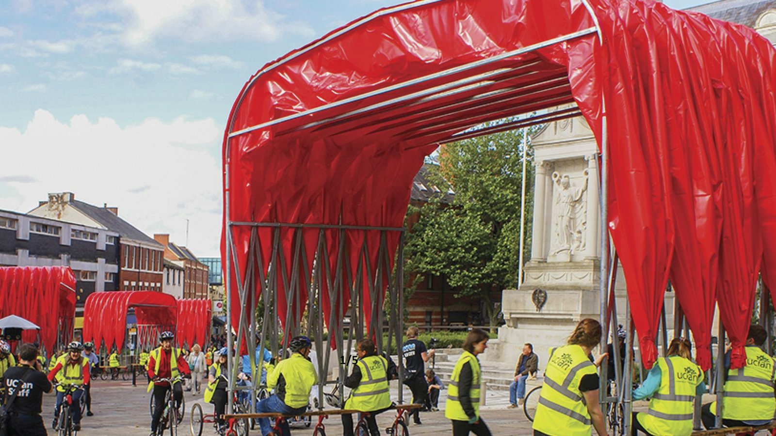 Textiler Schattenspender für öffentliche Räume: Das „People’s Canopy“ lässt sich einfach transportieren und entfalten.Foto: Red Dot Textiler Schattenspender für öffentliche Räume: Das „People’s Canopy“ lässt sich einfach transportieren und entfalten.Foto: Red Dot
