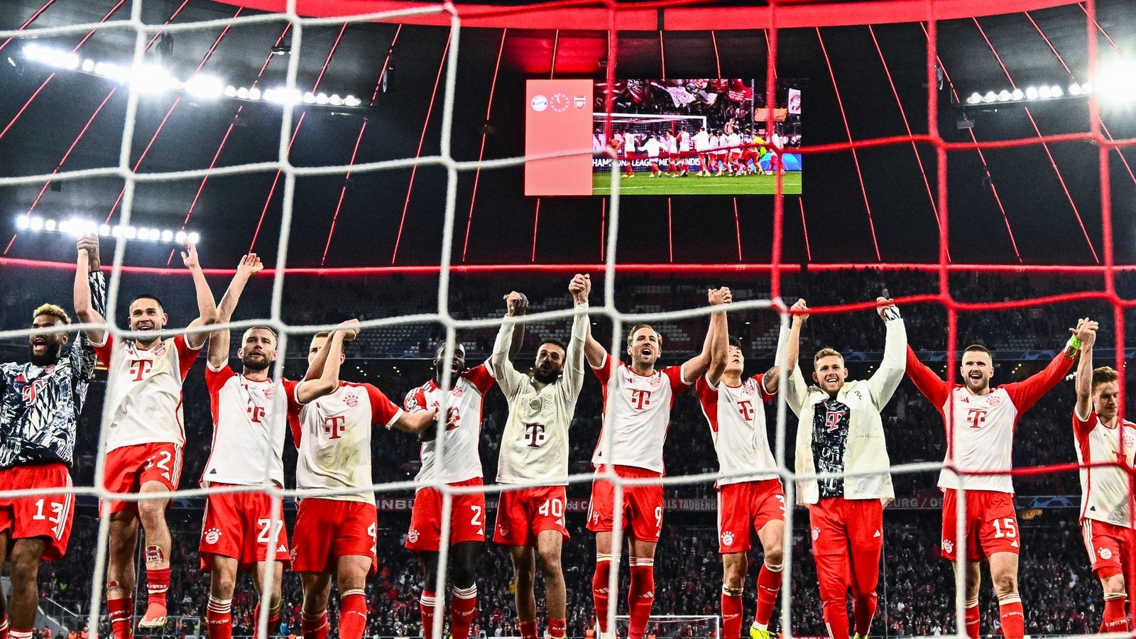 Die Spieler des FC Bayern München feiern den Einzug in Halbfinale der Champions League.Foto: Tom Weller/dpa