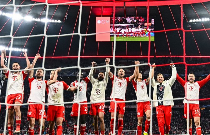 Die Spieler des FC Bayern München feiern den Einzug in Halbfinale der Champions League.<span class='image-autor'>Foto: Tom Weller/dpa</span>