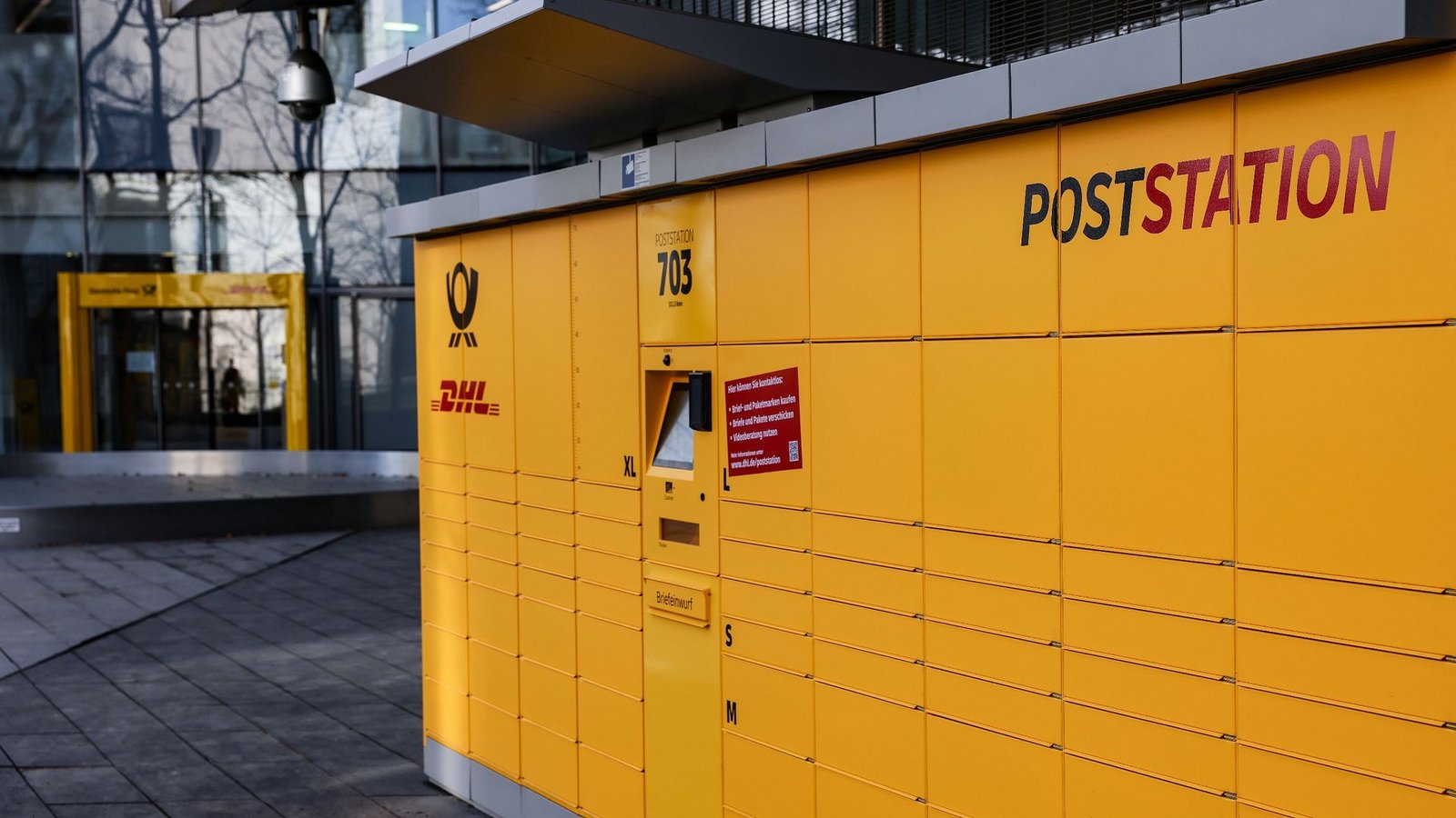 Vor der Zentrale in Bonn gibt es sie bereits: eine Poststation.Foto: Oliver Berg/dpa