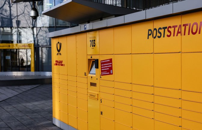 Vor der Zentrale in Bonn gibt es sie bereits: eine Poststation.<span class='image-autor'>Foto: Oliver Berg/dpa</span>