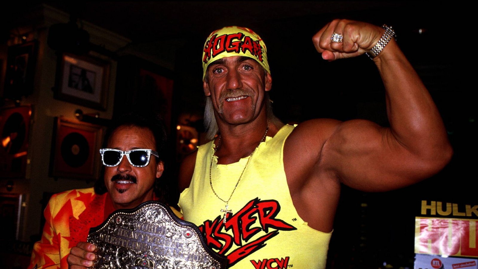 Mehrmals verließ Hogan in dieser Zeit die WWF/E für andere Wrestlingorganisationen oder pausierte für seine Schauspielprojekte. 2009 organisierte er mit „Hulkamania: Let the Battle Begin“ seine erste eigene Wrestling-Tour durch Australien. Im selben Jahr behauptete er, als Bassist für Metallica vorgespielt zu haben. Metallica verneint das jedoch.Foto: imago images/BRIGANI-ART Mehrmals verließ Hogan in dieser Zeit die WWF/E für andere Wrestlingorganisationen oder pausierte für seine Schauspielprojekte. 2009 organisierte er mit „Hulkamania: Let the Battle Begin“ seine erste eigene Wrestling-Tour durch Australien. Im selben Jahr behauptete er, als Bassist für Metallica vorgespielt zu haben. Metallica verneint das jedoch.Foto: imago images/BRIGANI-ART