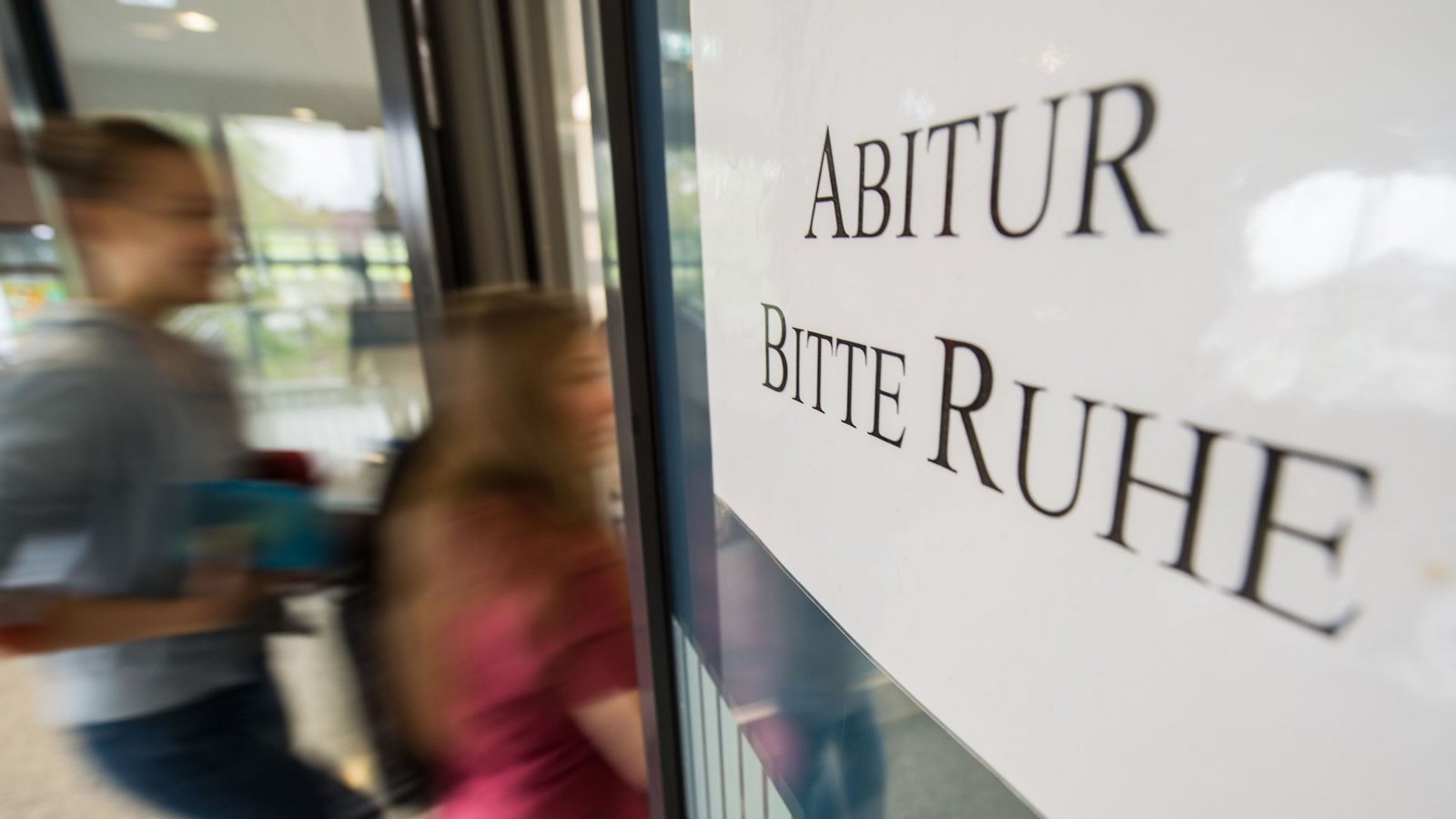 Die Abiturientinnen und Abiturienten haben drei schriftliche Prüfungen zu absolvieren.Foto: Lino Mirgeler/dpa Die Abiturientinnen und Abiturienten haben drei schriftliche Prüfungen zu absolvieren.Foto: Lino Mirgeler/dpa