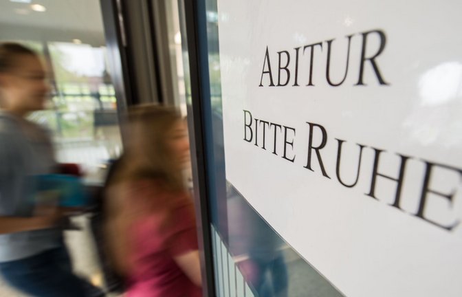 Die Abiturientinnen und Abiturienten haben drei schriftliche Prüfungen zu absolvieren.<span class='image-autor'>Foto: Lino Mirgeler/dpa</span>