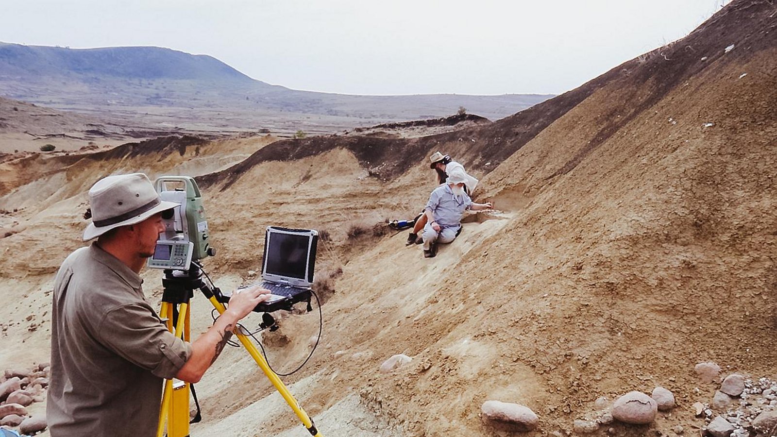 Archäologische Ausgrabungen an der Fundstelle Jojosi 6 im Jahr 2024. Die Person am Tachymeter dokumentiert die genaue räumliche Position aller gefundenen Artefakte in 3D mit einem Laser.Foto: Universität Tübingen/Manuel Will Archäologische Ausgrabungen an der Fundstelle Jojosi 6 im Jahr 2024. Die Person am Tachymeter dokumentiert die genaue räumliche Position aller gefundenen Artefakte in 3D mit einem Laser.Foto: Universität Tübingen/Manuel Will