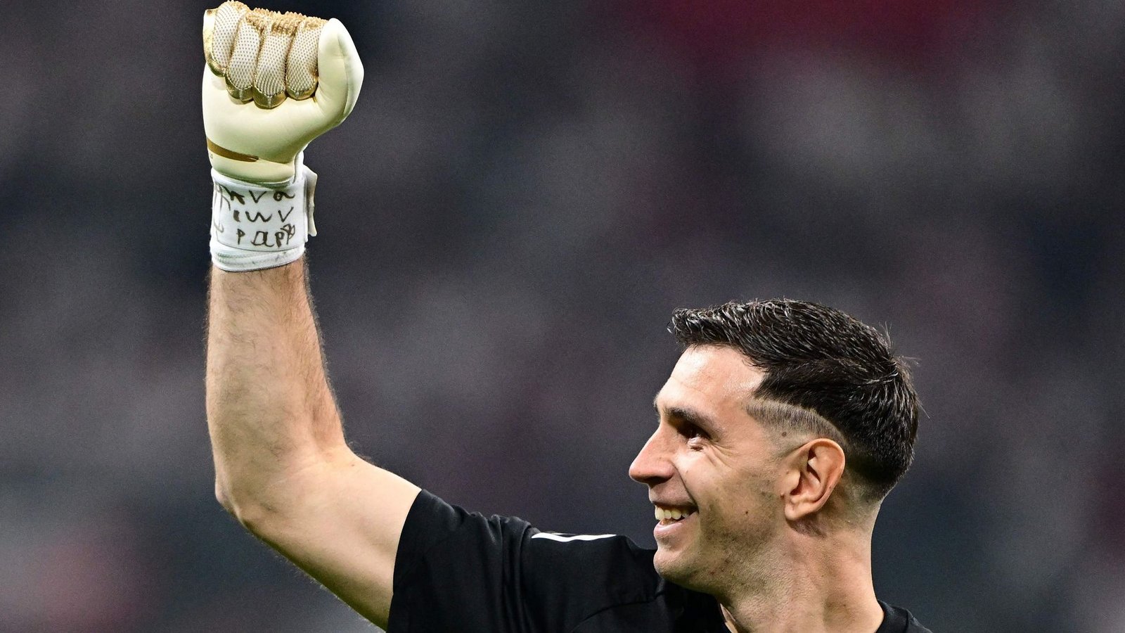 Emiliano Martínez ließ sich auch von einem gebrochenen Finger nicht stoppen.Foto: AFP/YASIN AKGUL Emiliano Martínez ließ sich auch von einem gebrochenen Finger nicht stoppen.Foto: AFP/YASIN AKGUL