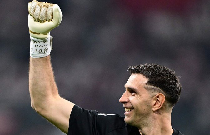 Emiliano Martínez ließ sich auch von einem gebrochenen Finger nicht stoppen.<span class='image-autor'>Foto: AFP/YASIN AKGUL</span>