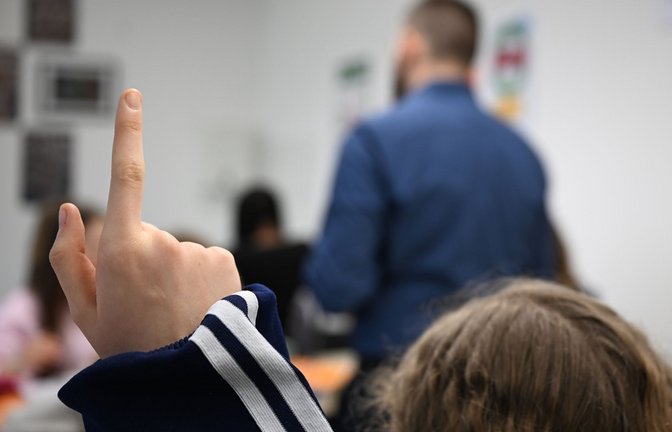 Nicht immer melden sich Schüler so brav: Immer mehr Lehrkräfte nehmen das Verhalten im Klassenzimmer als Belastung wahr. (Symbolbild)<span class='image-autor'>Foto: Bernd Weißbrod/dpa</span>