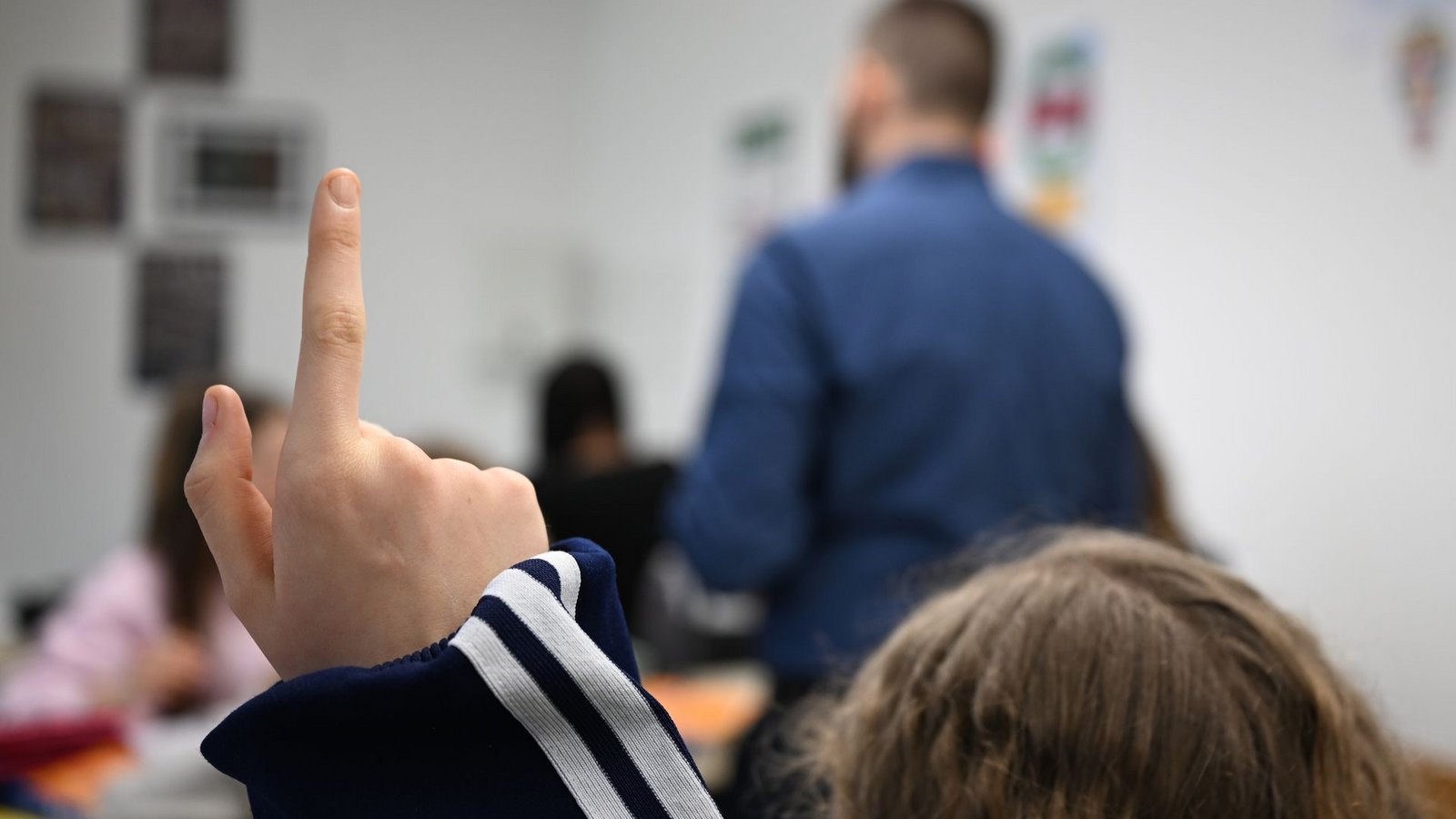 Nicht immer melden sich Schüler so brav: Immer mehr Lehrkräfte nehmen das Verhalten im Klassenzimmer als Belastung wahr. (Symbolbild)Foto: Bernd Weißbrod/dpa