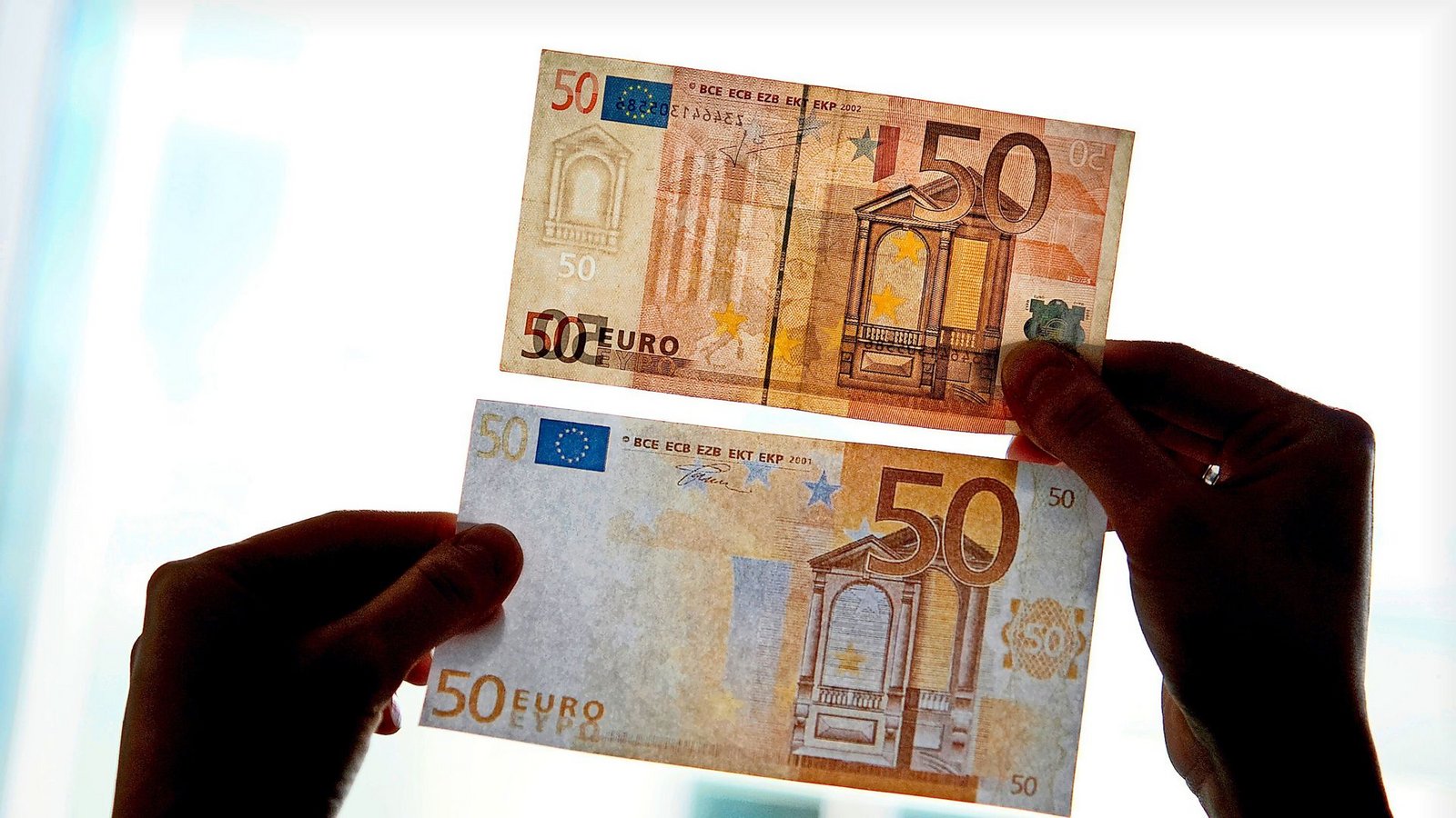 Ein echter und ein falscher Fünfzig-Euro-Schein – laut Bundeskriminalamt wird Falschgeld immer häufiger im Internet gehandelt.Foto: dpa