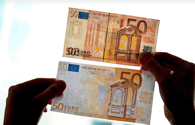 Ein echter und ein falscher Fünfzig-Euro-Schein – laut Bundeskriminalamt wird Falschgeld immer häufiger im Internet gehandelt.<span class='image-autor'>Foto: dpa</span>