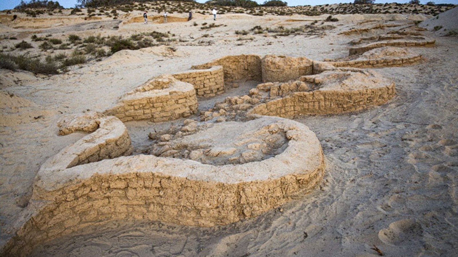 Freigelegte Mauerteile der altägyptischen Festung Tell el-Kharouba. Vor rund 35000 Jahren sollte sie die wichtige Handels- und Militärroute „Weg des Horus“ schützen.Foto: © Ministry of Tourism and Antiquities